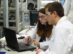 Scholieren in het lab bij Myrto Papaioannou.