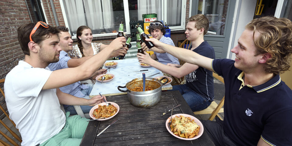 Samen aan de lamme pasta: smakelijk. Foto | Bart van Overbeeke