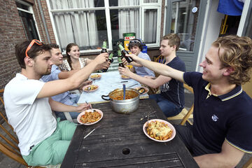 Samen aan de lamme pasta: smakelijk. Foto | Bart van Overbeeke