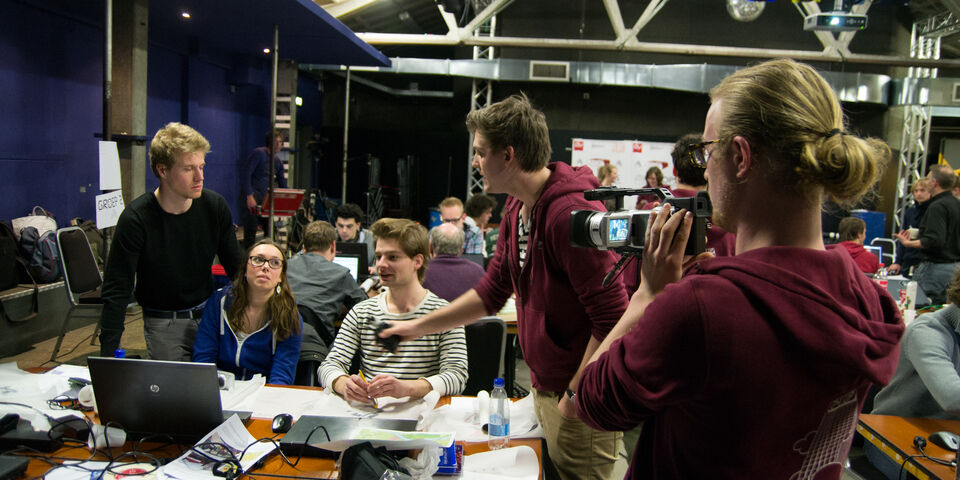 Studenten aan het werk tijdens het 24-uurs project van CHEOPS. Foto| Bram Valk