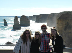 Iris (links) met vrienden bij de Twaalf Apostelen aan de Great Ocean Road.