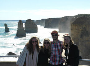 Iris (links) met vrienden bij de Twaalf Apostelen aan de Great Ocean Road. Iris (links) met vrienden bij de Twaalf Apostelen aan de Great Ocean Road.
