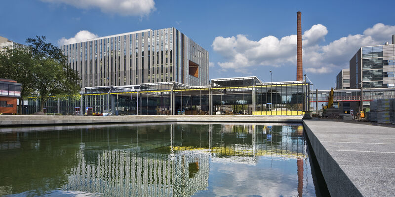 MetaForum weerspiegeld in de nieuwe vijver. Foto | Norbert van Onna