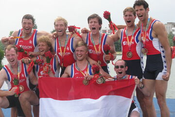 Stuurman Marc Hummelink (eerste rij rechts) viert met zijn ploeg het behalen van de bronzen medaille.