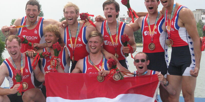 Stuurman Marc Hummelink (eerste rij rechts) viert met zijn ploeg het behalen van de bronzen medaille.