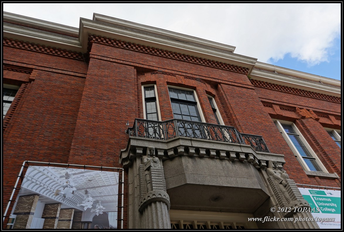 Het Erasmus University College wordt gehuisvest in een monumentaal gebouw uit 1923 (voorheen Onderwijsmuseum) aan de Nieuwemarkt in het centrum van Rotterdam.