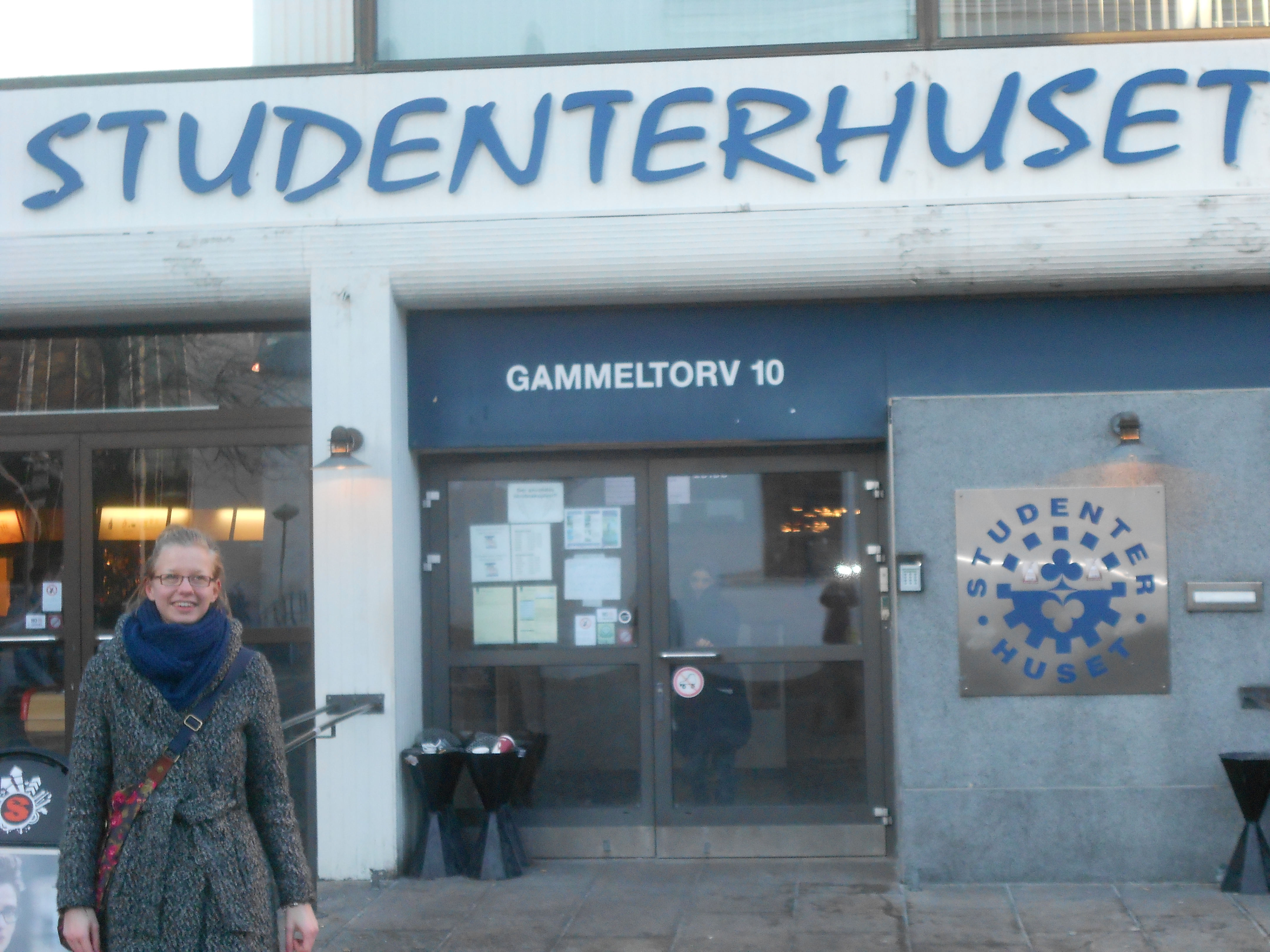Annemiek Osinga voor het Studenterhuset in het centrum van Aalborg.