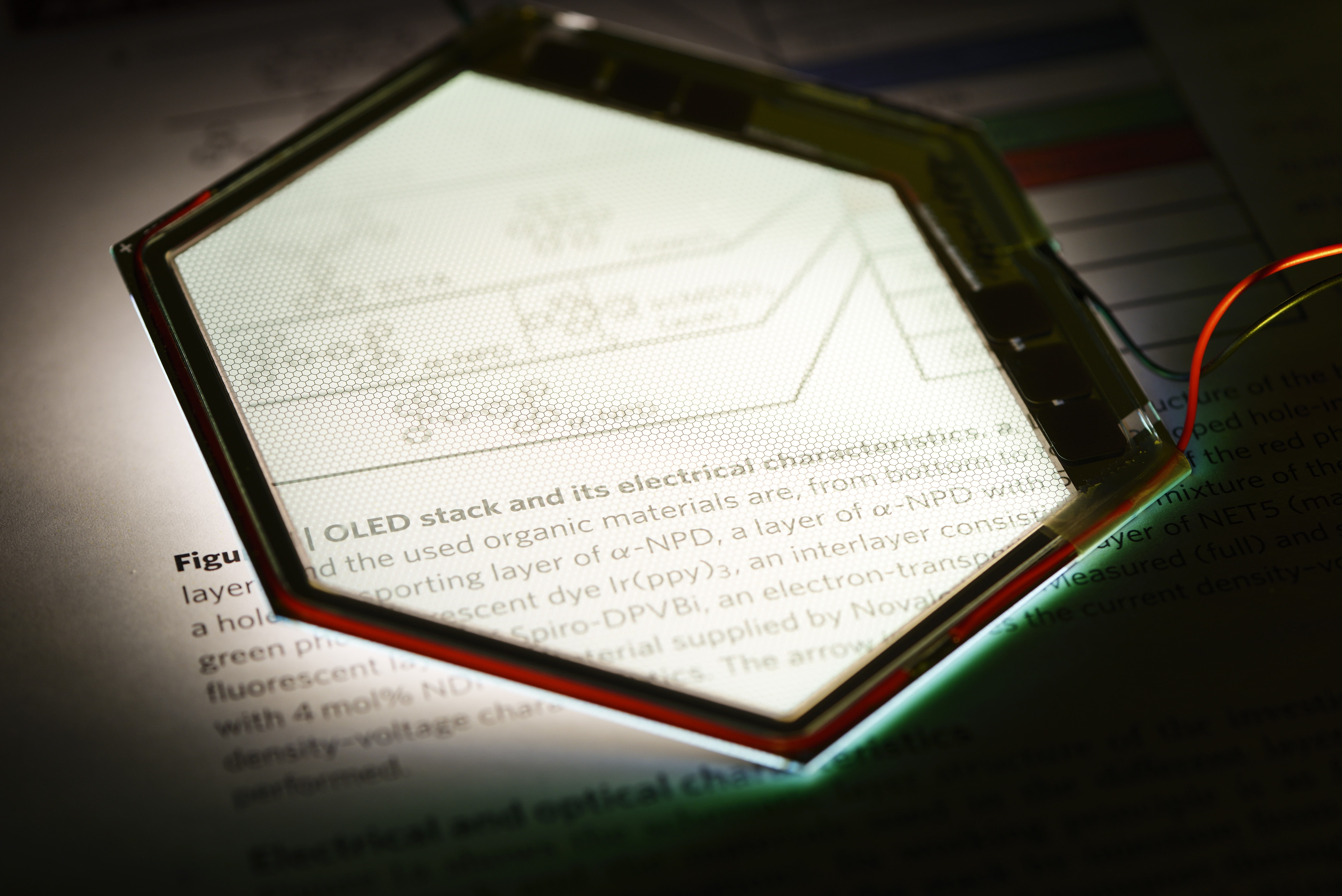 Een doorzichtige OLED van Philips Research Aachen, gezien vanaf de achterzijde; de voorzijde geeft licht. Foto | Bart van Overbeeke