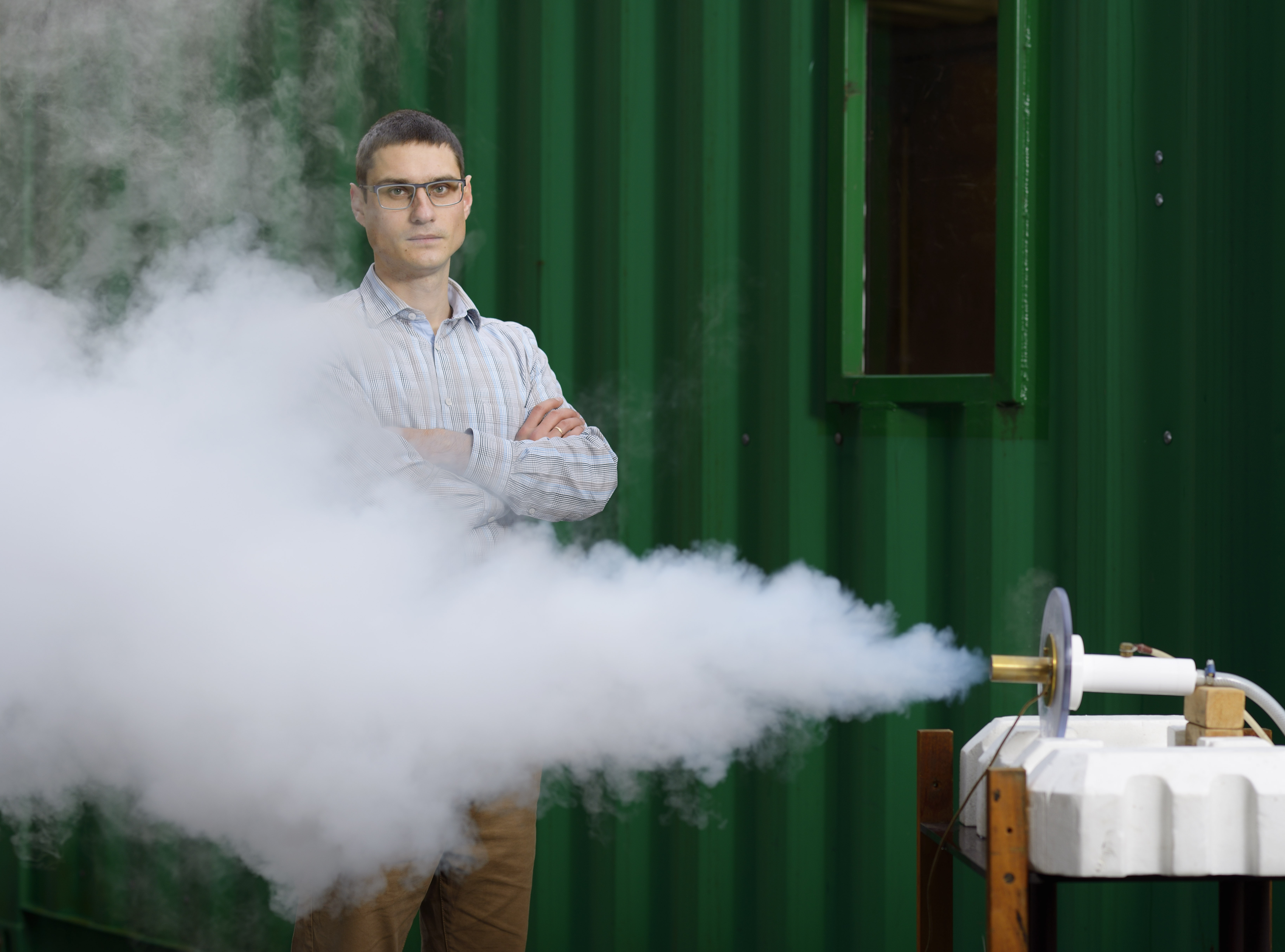 Pavlo Kochkin in een door hem gemaakte onweerswolk. Foto | Bart van Overbeeke