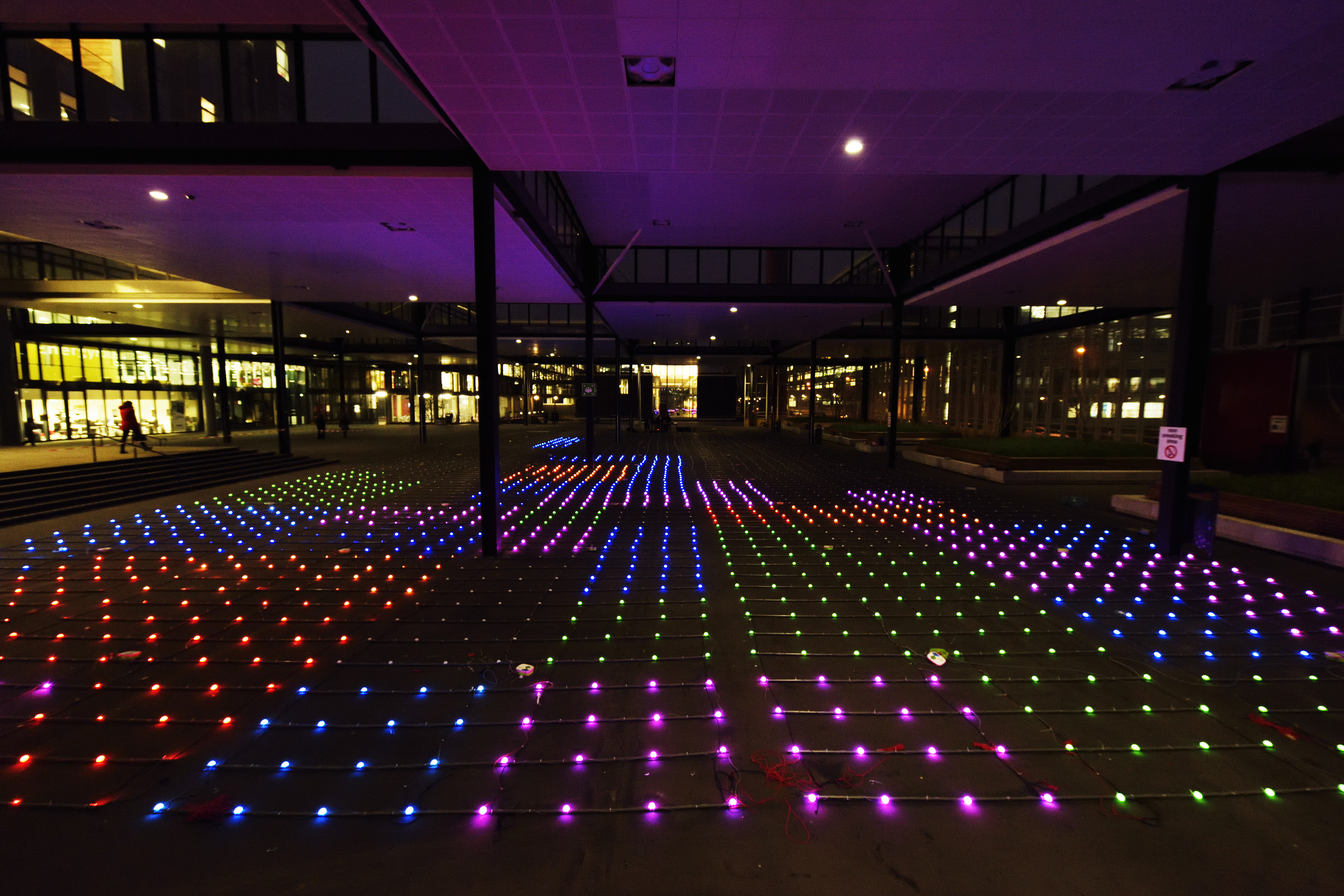 Voor één dag was de vloer van de markthal veranderd in een lichttapijt. Foto | Bart van Overbeeke