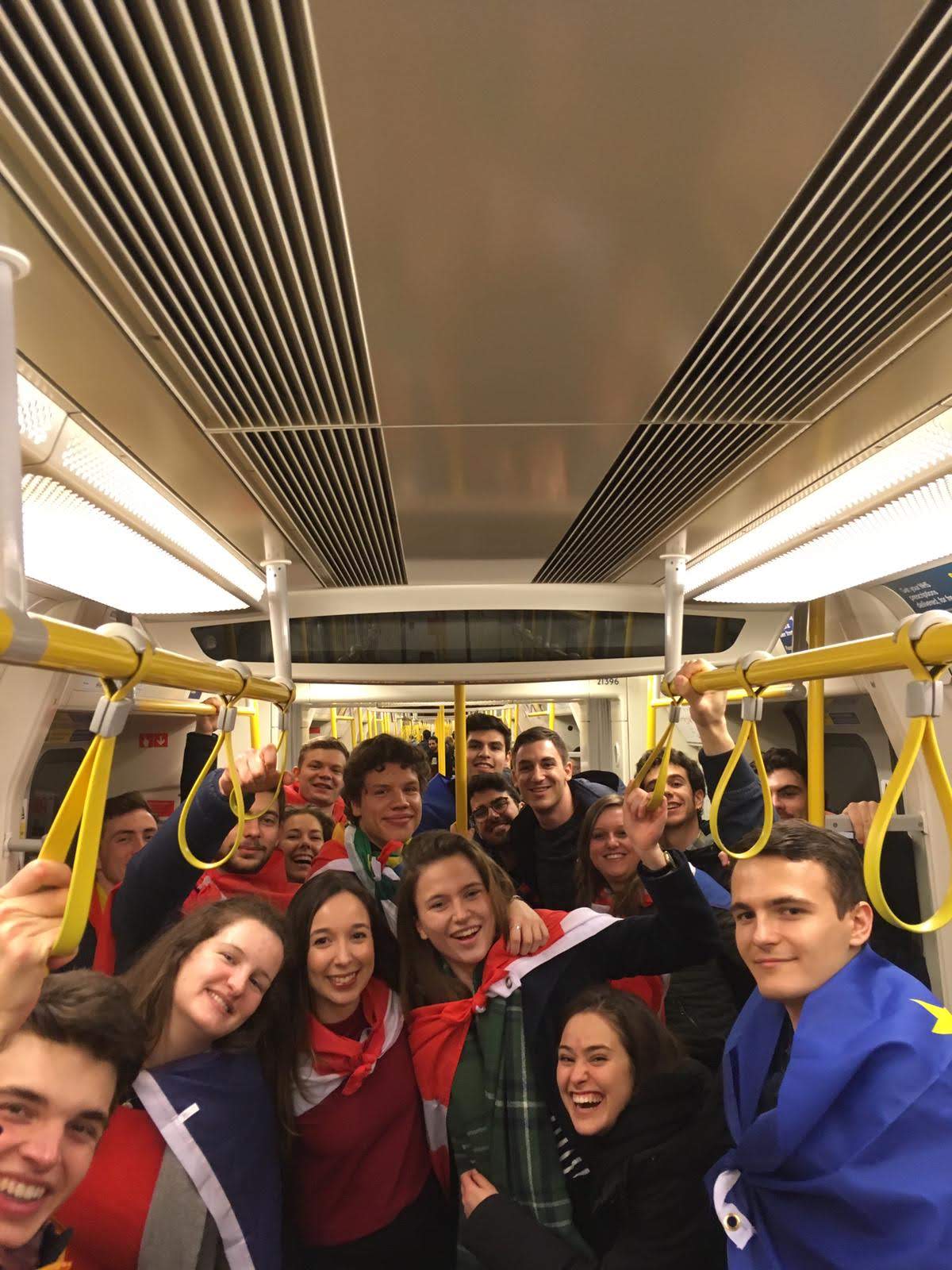 Onderweg in de metro om uit te gaan met ‘Erasmusgenoten’. Lisa op de tweede rij, derde van rechts. Foto | Privé-archief Lisa